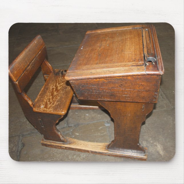 Vieux bureau d'école et tapis de souris en bois de (Devant)