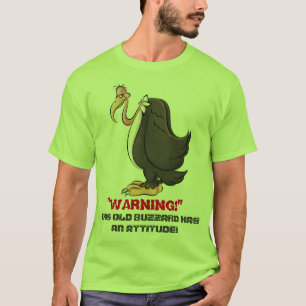 Vieux Buzzard avec le T-shirt d'attitude