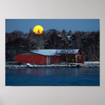 Vieux hangar à bateaux en bois rouge avec affiche