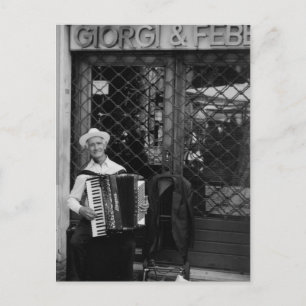 Vieux homme avec carte postale accordéon