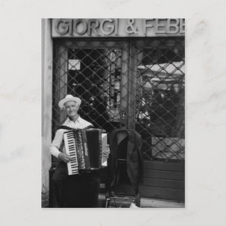Vieux homme avec carte postale accordéon