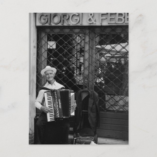 Vieux homme avec carte postale accordéon (Devant)