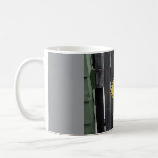Vieux pêcheur traversant une tasse