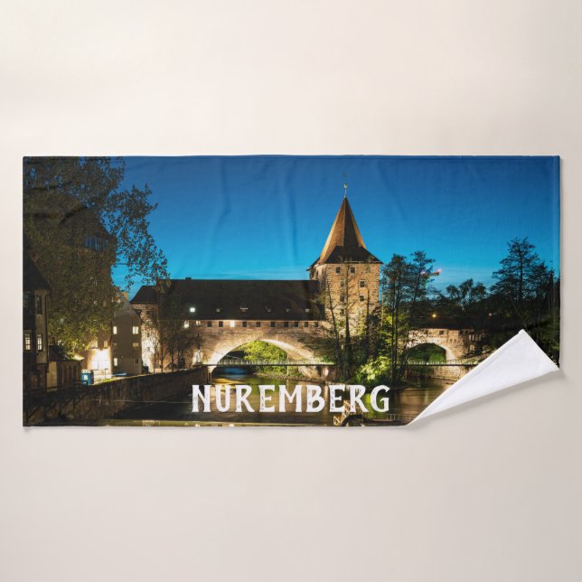 Vieux pont médiéval la nuit à Nuremberg (Serviette de bain)