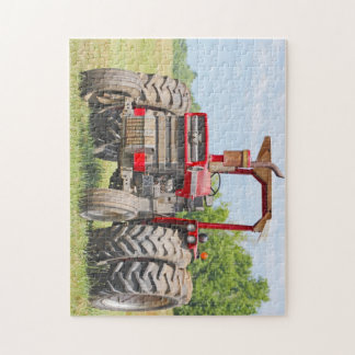 Vieux tracteur de double roue avec un puzzle