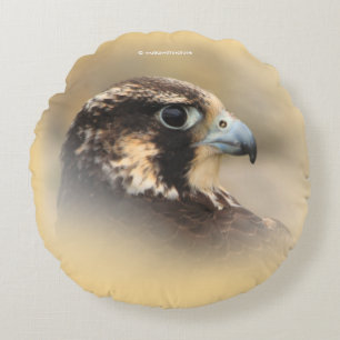 Vignettiertes Profil eines Peregrine Falken Rundes Kissen