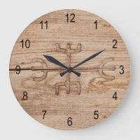 Viking-Rune auf gebrochenem Holz