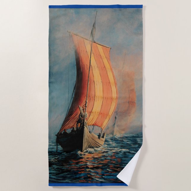 Viking Schiff, das in Nebel auf See/Ozean segelt,  Strandtuch (Vorderseite)