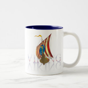 Viking-Schiff, das über mysteriöses Wasser Zweifarbige Tasse
