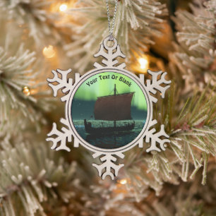 Viking-Schiff unter Nordlichtern Schneeflocken Zinn-Ornament