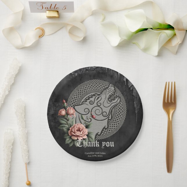 Viking Wolf & Rose. Ein stilisierter Wolfskopf, Pappteller (Hochzeit)