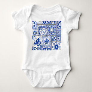 Viktorianisch Majolica: Patchwork Fliesenmuster. Baby Strampler