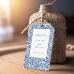 Viktorianische Blumenhochzeit Vielen Dank Geschenkanhänger<br><div class="desc">Diese eleganten Viktorianisch-inspirierten Blumen-Hochzeitsmarken zeichnen sich durch ihre aufwändigen botanischen Designs in einer klassischen marineblau-weißen Palette aus. Ideal, um Ihren Gastgeschenke Hochzeiten eine Touch Vintager Eleganz zu verleihen. Diese Tags vereinen den Charme der alten Welt wunderbar mit einer modernen Ästhetik. Die Vorderseite zeigt ein detailliertes Blumenmuster, während die Rückseite personalisierte...</div>