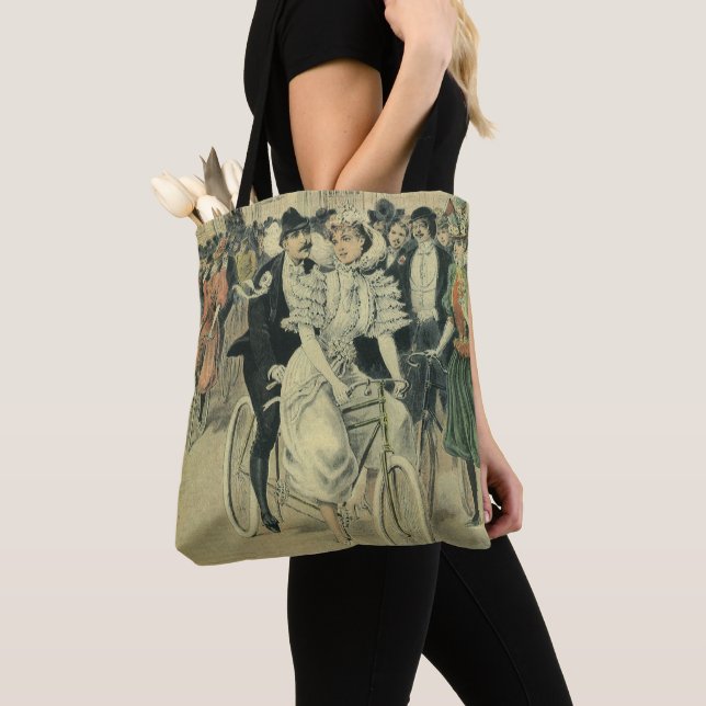 Viktorianische Braut und großräumiges Fahrrad Tasche (Von Nahem)