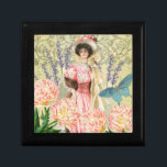 Viktorianische Frauenregal in Rosa Erinnerungskiste<br><div class="desc">Ein elegantes Viktorianisches Zeitalter-Thema mit einem prächtigen Gemälde von J. Barrick (1908) und decoupage Collage Blume,  Schmetterling,  William Morris Hintergrund und Wirbel.</div>