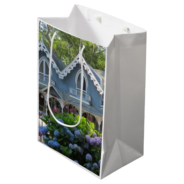 Viktorianische Hütte in Blue - Martha's Vineyard Mittlere Geschenktüte (Vorderseite Schrägansicht)