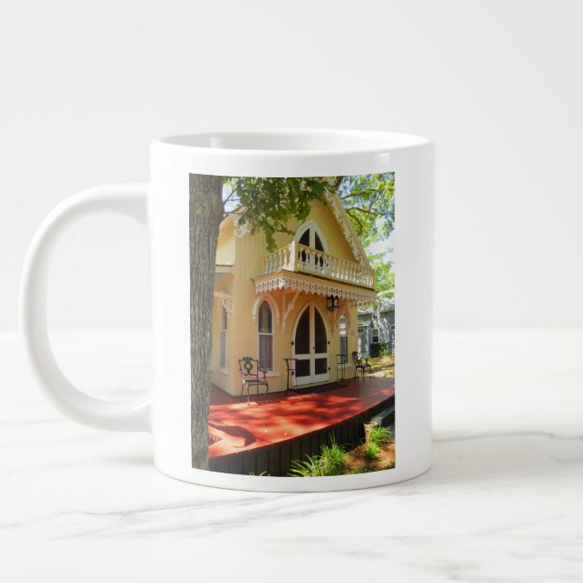 Viktorianische Hütte in der Sonne - Martha's Viney Jumbo-Tasse (Links)