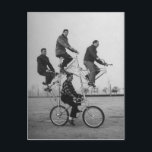Viktorianische komische Stuntmen Fahrrad fahren Postkarte<br><div class="desc">Vier Stuntmen fahren mit dem Single Fahrrad.</div>