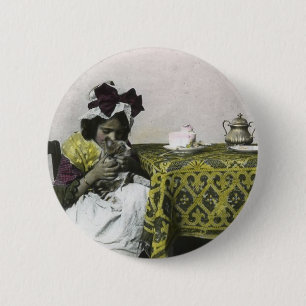 Viktorianische Mädchen-Tee-Zeit mit dem Kitty Button