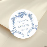 Viktorianische Verzierte Grace Floral Dusty Blue W Runder Aufkleber<br><div class="desc">Für weitere Anpassungen klicken Sie bitte auf den Link "Weitere Anpassung" und verwenden Sie unser Design-Tool,  um diese Vorlage zu ändern. Wenn Sie Hilfe oder passende Artikel benötigen,  kontaktieren Sie mich bitte.</div>