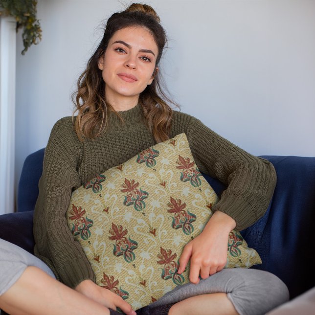 Viktorianisches Tulip Foliage Blumenmotif Livingro Kissen (mockup of a woman holding a Victorian Tulip Foliage Floral Motif Livingroom Throw Pillow)
