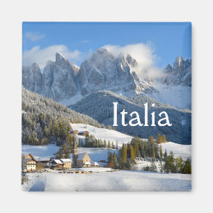 Village de Dolomites dans aimant texte hiver
