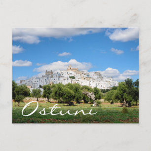 Ville blanche Ostuni et oliviers texte carte posta