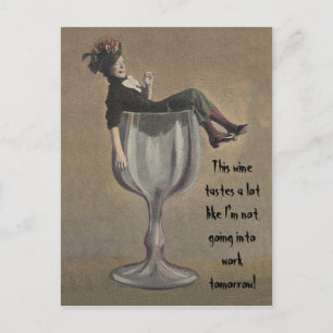 Vin drôle indiquant des cartes postales de fille