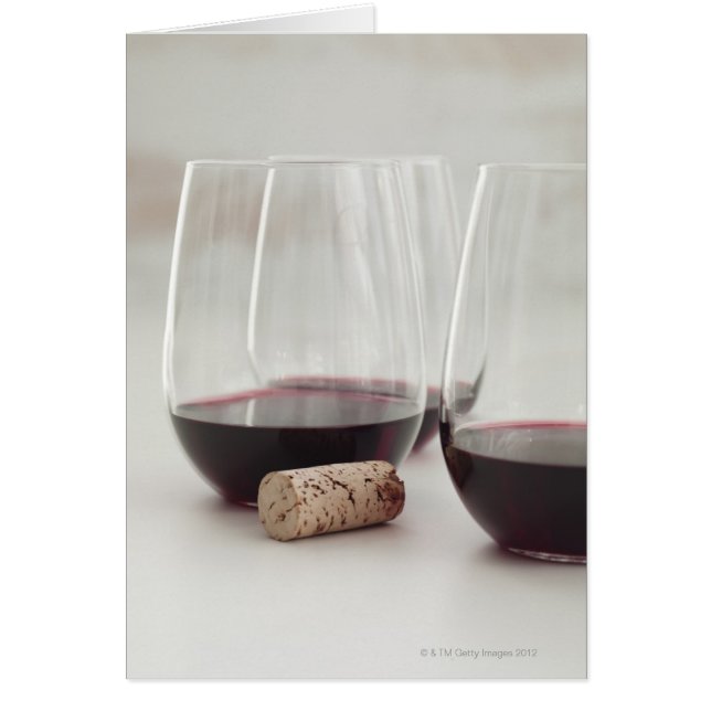 Vin rouge dans les verres sans tige (Devant)