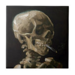 Vincent van Gogh Art Fliese<br><div class="desc">Vincent van Gogh (Niederländisch, 1853 - 1890) Schädel eines Skeletts mit brennender Zigarette, 1885-86, Öl auf Leinwand Ungerahmt: 32 cm × 24, 5 cm (13 in × 9, 6 in) Früharbeit von Vincent van Gogh. Dieses kleine Gemälde ist Teil der ständigen Sammlung des Van Gogh Museums in Amsterdam. Es wurde...</div>