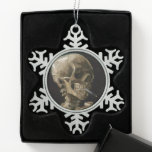 Vincent van Gogh Art Schneeflocken Zinn-Ornament<br><div class="desc">Vincent van Gogh (Niederländisch, 1853 - 1890) Schädel eines Skeletts mit brennender Zigarette, 1885-86, Öl auf Leinwand Ungerahmt: 32 cm × 24, 5 cm (13 in × 9, 6 in) Früharbeit von Vincent van Gogh. Dieses kleine Gemälde ist Teil der ständigen Sammlung des Van Gogh Museums in Amsterdam. Es wurde...</div>