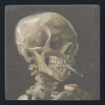 Vincent van Gogh Art Steinuntersetzer<br><div class="desc">Vincent van Gogh (Niederländisch, 1853 - 1890) Schädel eines Skeletts mit brennender Zigarette, 1885-86, Öl auf Leinwand Ungerahmt: 32 cm × 24, 5 cm (13 in × 9, 6 in) Früharbeit von Vincent van Gogh. Dieses kleine Gemälde ist Teil der ständigen Sammlung des Van Gogh Museums in Amsterdam. Es wurde...</div>