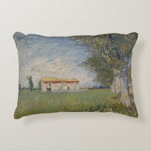 Vincent van Gogh - Bauernhof auf einem Weizenfeld Zierkissen