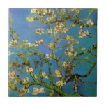 Vincent van Gogh - Blühender Mandelbaum Fliese<br><div class="desc">Das blühende Almond Tree (1890) von Van Gogh ist ein Vintager Post-Impressionismus feiner Kunst, florale Stillleben Malerei. Ein Ast aus einem Mandelbaum blüht in einem Frühjahrsgarten mit dem blauen Himmel im Hintergrund. Schöne blühende weiße Blume. Über den Künstler: Vincent Willem van Gogh (1853-1890) war ein postimpressionistischer Maler, dessen Werk besonders...</div>