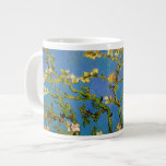 Vincent van Gogh - Blühender Mandelbaum Jumbo-Tasse<br><div class="desc">Das blühende Almond Tree (1890) von Van Gogh ist ein Vintager Post-Impressionismus feiner Kunst, florale Stillleben Malerei. Ein Ast aus einem Mandelbaum blüht in einem Frühjahrsgarten mit dem blauen Himmel im Hintergrund. Schöne blühende weiße Blume. Über den Künstler: Vincent Willem van Gogh (1853-1890) war ein postimpressionistischer Maler, dessen Werk besonders...</div>