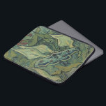 Vincent van Gogh - Great Peacock Moth Laptopschutzhülle<br><div class="desc">Die Große Pfauenmotte (1889) von Vincent van Gogh ist eine Vintage Kunst noch Leben Post-Impressionismus Naturmalerei. Ein Insekt, die Kaisermotte, in einem Frühjahrsgarten mit Calla Lily Blume und anderen Pflanze. Van Gogh nannte es eine "Totenkopfmotte" und malte einen Schädel auf der Rückseite seines Körpers. Über den Künstler: Vincent Willem van...</div>