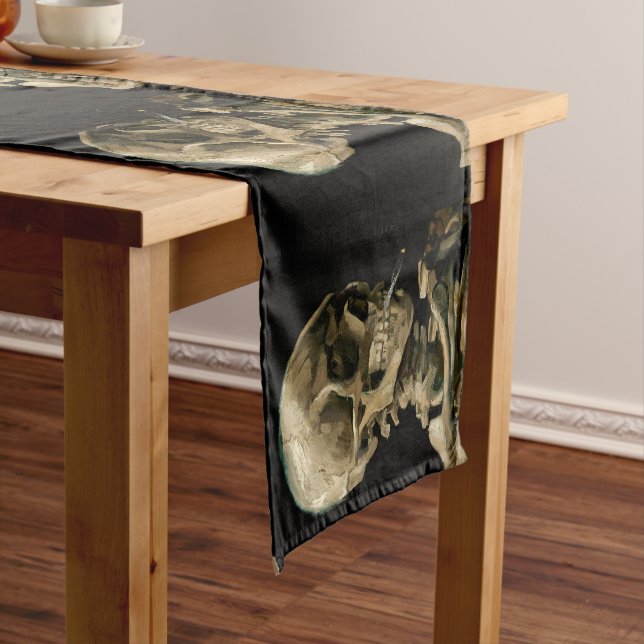Vincent van Gogh - Skull mit brennender Zigarette Kurzer Tischläufer (Beispiel)