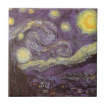 Vincent van Gogh - Starry Night Fliese<br><div class="desc">Die Starry Night (1889) von Vincent van Gogh ist ein Vintager Post-Impressionismus der Kunstlandschaft Landschaftsmalerei. Der Blick auf eine Stadt in einem Tal bei Nacht mit den Wolken, den Sternen und einem schönen goldgelben Halbmond. Es wurde im Laufe des Tages aus der Erinnerung gemalt und ist van Goghs bekanntestes Gemälde....</div>
