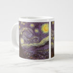Vincent van Gogh - Starry Night Jumbo-Tasse<br><div class="desc">Die Starry Night (1889) von Vincent van Gogh ist ein Vintager Post-Impressionismus der Kunstlandschaft Landschaftsmalerei. Der Blick auf eine Stadt in einem Tal bei Nacht mit den Wolken, den Sternen und einem schönen goldgelben Halbmond. Es wurde im Laufe des Tages aus der Erinnerung gemalt und ist van Goghs bekanntestes Gemälde....</div>