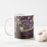 Vincent van Gogh - Starry Night Kaffeetasse<br><div class="desc">Die Starry Night (1889) von Vincent van Gogh ist ein Vintager Post-Impressionismus der Kunstlandschaft Landschaftsmalerei. Der Blick auf eine Stadt in einem Tal bei Nacht mit den Wolken, den Sternen und einem schönen goldgelben Halbmond. Es wurde im Laufe des Tages aus der Erinnerung gemalt und ist van Goghs bekanntestes Gemälde....</div>