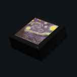Vincent van Gogh - Starry Night Schmuckschachtel<br><div class="desc">Die Starry Night (1889) von Vincent van Gogh ist ein Vintager Post-Impressionismus der Kunstlandschaft Landschaftsmalerei. Der Blick auf eine Stadt in einem Tal bei Nacht mit den Wolken, den Sternen und einem schönen goldgelben Halbmond. Es wurde im Laufe des Tages aus der Erinnerung gemalt und ist van Goghs bekanntestes Gemälde....</div>