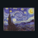 Vincent Van Gogh Starry Night Vintag Kunstkunst Fußmatte<br><div class="desc">Vincent van Gogh Starry Night Fine Art Painting Starry Night ist ein Gemälde des niederländischen post-impressionistischen Künstlers Vincent van Gogh. Der blaue Nachthimmel ist voll von wirbelnden Wolken, Sternen und einem hellen Halbmond. Die Sternennacht ist die einzige Nacht in der Serie von Ausblicken aus seinem Schlafzimmerfenster. Bewegung: Post-Impressionismus. Schöne, kunstvoll...</div>
