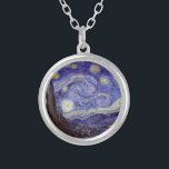 Vincent Van Gogh Starry Night Vintag Kunstkunst Versilberte Kette<br><div class="desc">Vincent van Gogh Starry Night Fine Art Painting Starry Night ist ein Gemälde des niederländischen post-impressionistischen Künstlers Vincent van Gogh. Der blaue Nachthimmel ist voll von wirbelnden Wolken, Sternen und einem hellen Halbmond. Die Sternennacht ist die einzige Nacht in der Serie von Ausblicken aus seinem Schlafzimmerfenster. Bewegung: Post-Impressionismus Schöne künstlerische...</div>