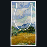Vincent Van Gogh Weizenfeld mit Zypressen Kleine Geschenktüte<br><div class="desc">Vincent Van Gogh Wheat Field with Cypresses Fine Art A Wheatfield with Cypresses (gelegentlich A Cornfield with Cypresses genannt) ist eines von drei ähnlichen Ölgemälden von Vincent van Gogh aus dem Jahr 1889, die im Rahmen seiner Weizenfeldserie entstanden sind. Alle wurden im St. Paul-de-Mausole-Psychoasyl in Saint-Remy bei Arles, Frankreich, vollstreckt,...</div>