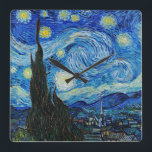Vincent Van Gogh's The Starry Night Serenity Quadratische Wanduhr<br><div class="desc">Mit unserer hochwertigen Wanduhr bringen Sie Ihre Wände in die bezaubernde Welt des Meisterwerks von Vincent Van Gogh. Tauchen Sie ein in die zeitlose Schönheit von "The Starry Night", jetzt digital erweitert, um jedes faszinierende Detail und Pinselstrich festzuhalten. Fühlen Sie die Gelassenheit waschen Sie über, während Sie auf diesem ikonischen...</div>