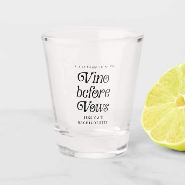 Vino Before Vows | Minimal Retro Bachelorette Schnapsglas (Vorderseite)