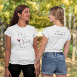 Vino Before Vows Trauzeugin Junggeselinnen-Abschie T-Shirt<br><div class="desc">Vino Before Vows Trauzeugin Name auf Back Hen Party. Vino vor Vows auf der Vorderseite und Trauzeugin auf der Rückseite sind in einem Set elegante Drehbuch - andere Rollen sind auch in dieser Sammlung verfügbar. Die Erholung des Textes können Sie leicht personalisieren.</div>