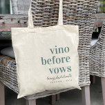 Vino Before Vows Wine Country Junggeselinnen-Absch Tragetasche<br><div class="desc">Herzlich willkommen im Bachelorette Wochenende in Ihrem Weinland mit diesen schicken und modernen personalisierten Taschen. Das Design bietet "vino before vows" in dustig blauer Serifenschrift mit Ihrem Event- oder Veranstaltungsnamen in handgeschriebener kursiver Schrift. Personalisieren Sie Ihre Daten mit dem Ortsnamen und/oder dem Jahr unten.</div>