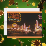 Vintag 1952 Las Vegas Golden Nugget Postkarte<br><div class="desc">Dieses Foto wurde 1952 von Edward N. Edstrom vom Golden Nugget Casino aufgenommen. Es wurde 1946 eröffnet und ist nach wie vor die zentrale Attraktion für den alten Las Vegas. Diese Postkarte dient als wahre Erinnerung der hellen Lichter und als Funkeln der Stadt im Zentrum der Wüste. Schicken Sie diese...</div>