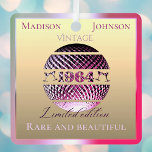 Vintag 1964 60. Geburtstag pink Ornament Aus Metall<br><div class="desc">Schönes und einzigartiges 60. Geburtstagsgeschenk für geborene im Jahr 1964. Vintage Diskokugel 1964 in rosa Gold und die Inschrift limitiert Auflage. Zwei personalisierbare Textausdrücke auf Vorder- und Rückseite für kundenspezifische Glückwünsche oder Gruß.</div>